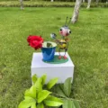 Vaso di fiori ape cartone animato in metallo e portapenne da scrivania dettaglio decoro. - Ape Che Tiene una Pala