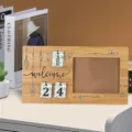 Marco de fotos de madera con calendario de escritorio, cartel de bienvenida y soporte. - Estilo Welcome