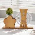 Ξύλινο αιώνιο ημερολόγιο γραφείου οργάνωσης με περιστρεφόμενο καντράν και θήκη. - Ημερολόγιο Μολυβοθήκη Ρουκέτα