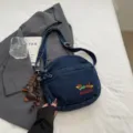 Casual τσάντα denim χιαστί με κέντημα σκύλου, μοντέρνο στιλ για καθημερινή χρήση και ταξίδια. - Σκούρο Μπλε (Με Μπρελόκ)