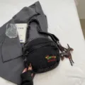 Sac bandoulière en jean foncé décontracté avec broderie de teckel, sac élégant pour le quotidien. - Noir Avec Pendentif