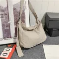 Waschbare Segeltuch Umhängetasche für Damen, minimalistische Hobo Tasche mit langem Gurt Alltag. - Hellgrau