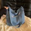 Μπλε τσάντα ώμου denim με κέντημα σκύλου, casual μεγάλη τσάντα μεταφοράς για commuter. - Ανοιχτό μπλε