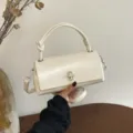 Minimalistische einfarbige Umhängetasche in Cremeweiß mit elegantem Griff für Damen Variante. - Ohne Anhänger / Weiß