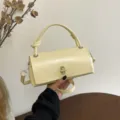 Minimalistische einfarbige buttergelbe Schultertasche, elegante PU Leder Umhängetasche. - Ohne Anhänger / Gelb