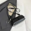 Schwarze Lackleder Handtasche mit verdrehtem Griff und Schlüsselanhänger Umhängetasche - Mit Anhänger / Schwarz