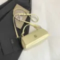 Schicke minimalistische einfarbige Umhängetasche für Damen, stilvolle Tasche mit Kette. - Mit Anhänger / Gelb