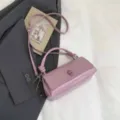 Koreanische minimalistische einfarbige Umhängetasche, stilvolle lila Handtasche für Damen neu. - Mit Anhänger / Lila