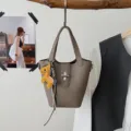 Stijlvolle PU lederen emmertas voor dames, casual schoudertas met leuke paardenhanger. - Met Hanger / Grijs