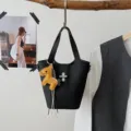 Zwarte lederen emmertas met paardenhanger, stijlvolle casual handtas voor dames dagelijks. - Met Hanger / Zwart