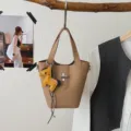 Γυναικεία τσάντα bucket από PU δέρμα κορεάτικου στιλ με γούρι αλόγου χιαστί ώμου casual - Με Κρεμαστό / Χακί