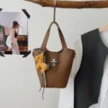 Koreaanse stijl PU lederen emmertas met paard bedel, casual schouder crossbody tas voor vrouwen. - Met Hanger / Bruin