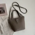 Stijlvolle bruine emmer schoudertas voor dames, lederen crossbody tas met handvat bovenop. - Zonder hanger / Grijs