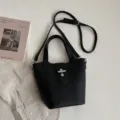 Zwarte kunstlederen emmertas voor vrouwen casual schoudertas handtas met stijlvol slot. - Zonder hanger / Zwart