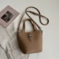 Bruine lederen emmertas voor dames, hippe casual schoudertas en stijlvolle crossbodytas. - Zonder hanger / Khaki