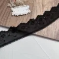 Detalle de ribete de encaje de corazon negro, textura de tela de malla fina para manualidades DIY. - Negro