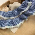Vista detallada del encaje con volantes de cuadros vichy azul y blanco de 4cm para manualidades. - Azul