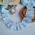 Detalle de encaje de algodón azul, diseño bordado calado con volantes, ideal para manualidades y ropa. - Azul