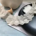 Primer plano de encaje plisado blanco con corazones bordados para manualidades DIY. - 4.50cm / Beige