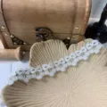 Primer plano detallado de encaje blanco con lazo, bordado delicado para ropa y manualidades. - 3cm / Blanco