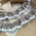 Detalle de ribete de encaje con volantes de cuadros marrón y blanco de 4 cm para diy. - Verde