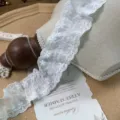 Primer plano de encaje de algodón fruncido blanco, borde de tela delicado de 4.5 cm de ancho. - 4.50cm / Blanco