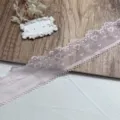 Detalle de ribete de encaje bordado de corazon rosa, encaje de tela de 5cm para manualidades. - Rosa