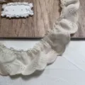Borde de encaje de algodón blanco 4.5cm bordado inglés ondulado para costura DIY. - Beige