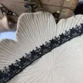 Detailaufnahme der schwarzen Stern-Stickerei Spitzenborte, zartes Blumen- und Sternmuster DIY. - 2.0cm / Schwarz