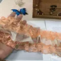 Primer plano del ribete de encaje de gasa de 3 capas de 10 cm con volantes finos. - Naranja