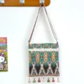 Bolso bandolera tejido de estilo étnico con patrones coloridos, encaje y borlas boho. - Estilo 6