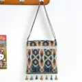 Bolso cruzado tejido de estilo étnico con borlas coloridas y patrón geométrico. - Estilo 10