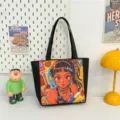 Bolso tote de lona negra con vibrante estampado de chica de dibujos animados, elegante. - Estilo 7