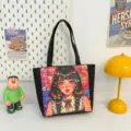 Bolso tote de lona negra con estampado de anime vibrante, bolso de hombro casual para uso diario. - Estilo 8