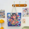 Stylische bedruckte Canvas-Tasche mit Anime-Mädchen-Illustration und bequemen Seilgriffen. - Muster-Stil 8
