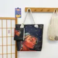 Μεγάλη τσάντα tote από καμβά με καλλιτεχνική απεικόνιση μαύρης γυναίκας και τσαντάκι. - Στυλ Σχεδίου 8