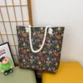 Grote bloemend canvas tote tas met witte touw handvatten, casual schoudertas stijl. - Patroonstijl 4