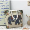 Borsa tote in tela con ricamo di elefante etnico e manici in corda bianca per uso quotidiano. - Elefante Rombi Grigi