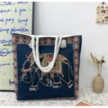 Borsa tote in tela ricamata con elefante stile etnico con manico in corda spessa, grande. - Motivo Elefante Energetico Nero