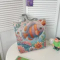 Bolso tote de lona estilo étnico con patrón de peces de colores, bolso de hombro casual. - Estilo 3