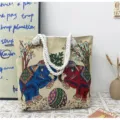 Borsa tote in tela stile etnico con elefanti ricamati e manici in corda spessa per donna. - Due Elefanti di Palla Ricamata
