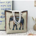 Borsa shopper in tela ricamata con motivo elefante etnico e manici in corda spessa. - Elefante Nuovo Rombo Beige
