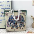 Borsa tote in tela ricamata a elefante stile etnico con manici in corda spessa per uso quotidiano. - Elefante Burattino Blu Fantasia