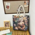 Elegante bolso tote de lona de gran capacidad con asas de cuerda étnica y estampado artístico. - Multicolor Brocado Doble Cara Chica de Flores Ilustración