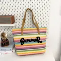 Kleurrijke geweven stro strand tote tas met bruine handvatten en zomer borduurwerk. - Patroonstijl 2