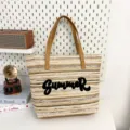 Zomerse strooien tote tas met gestreept geweven ontwerp, bruine hengsels en zwart borduurwerk. - Patroonstijl 4