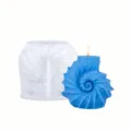 Vue détaillée du moule en silicone de bougie coquillage marin avec bougie bleue et cotes. - Moule Relief Coquille Spirale (YT25143) / Blanc Clair