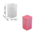 Silikon Kerzenform Detailansicht mit Abmessungen und rosa geprägtem Liebeskerzenmuster. - YT24333-1 LOVE Geprägte Quadratische Säulenform
