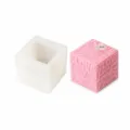 Detailansicht der Silikonkerzenform mit geprägtem Liebesmuster und genauen Maßangaben. - YT2023473 3D Würfel LOVE Form