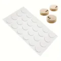 Vue détaillée du moule en silicone rond à 24 cavités avec texture et desserts finis. - Blanc